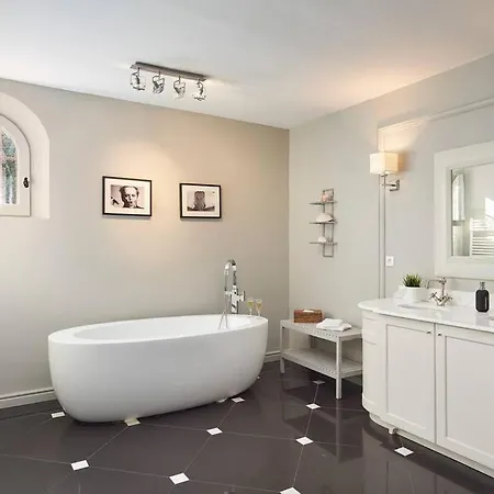 Lovelydays • 6br With Pool Holiday home